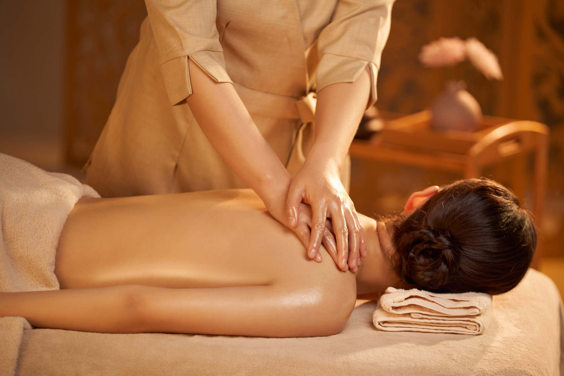 Revitalizing Your Skin: The Power of Hand Massage for Busy Career Women